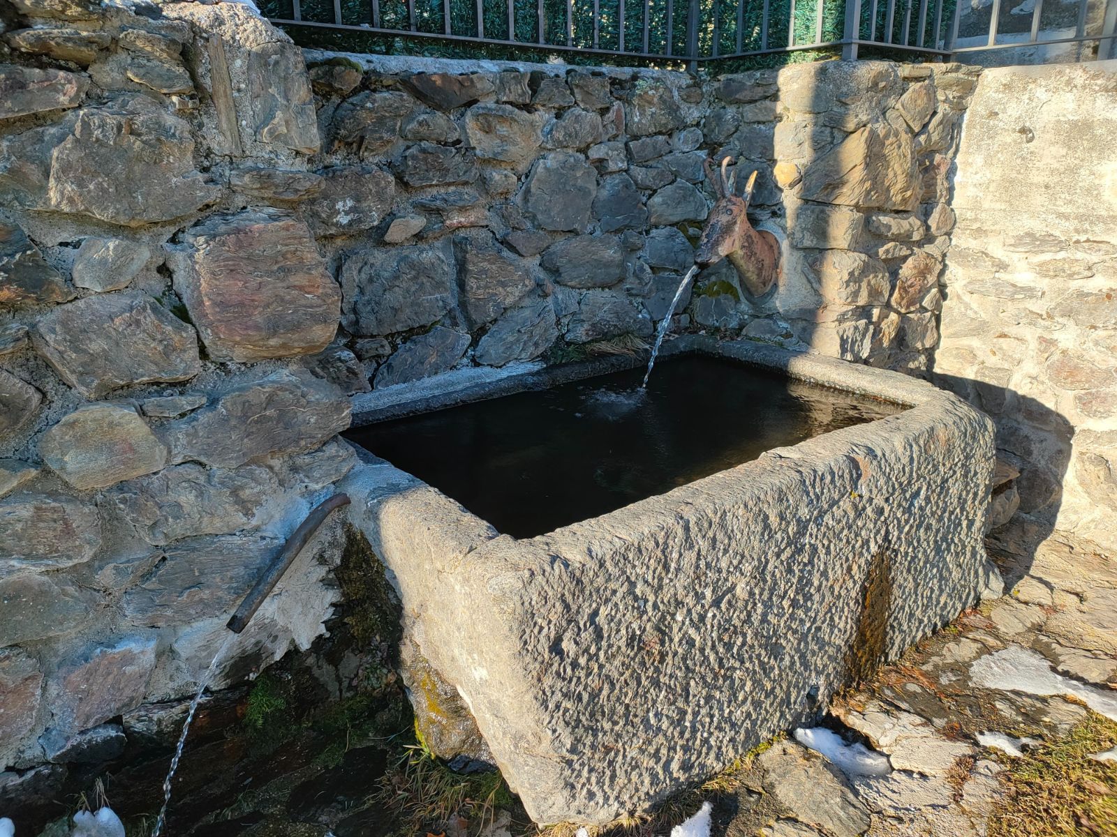 Borda Puntal · Fuente exterior