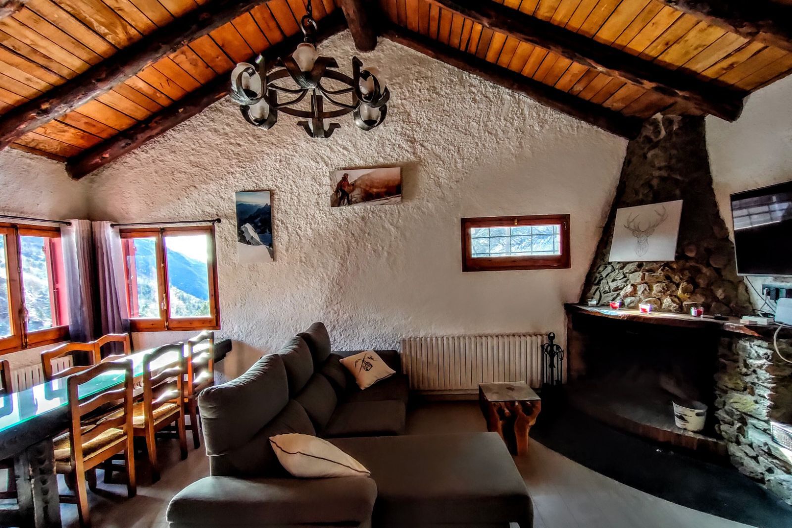 Borda Puntal · Salón comedor con chimenea